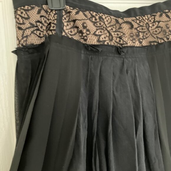 VTG BCBG MaxAzria women's flowy pleated skirt size 10 Black bohemian , goth - Picture 2 of 5